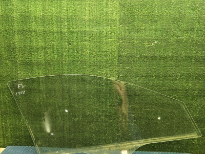 Стекло двери переднее левое 