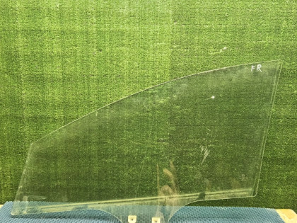 Стекло двери переднее правое ER3P